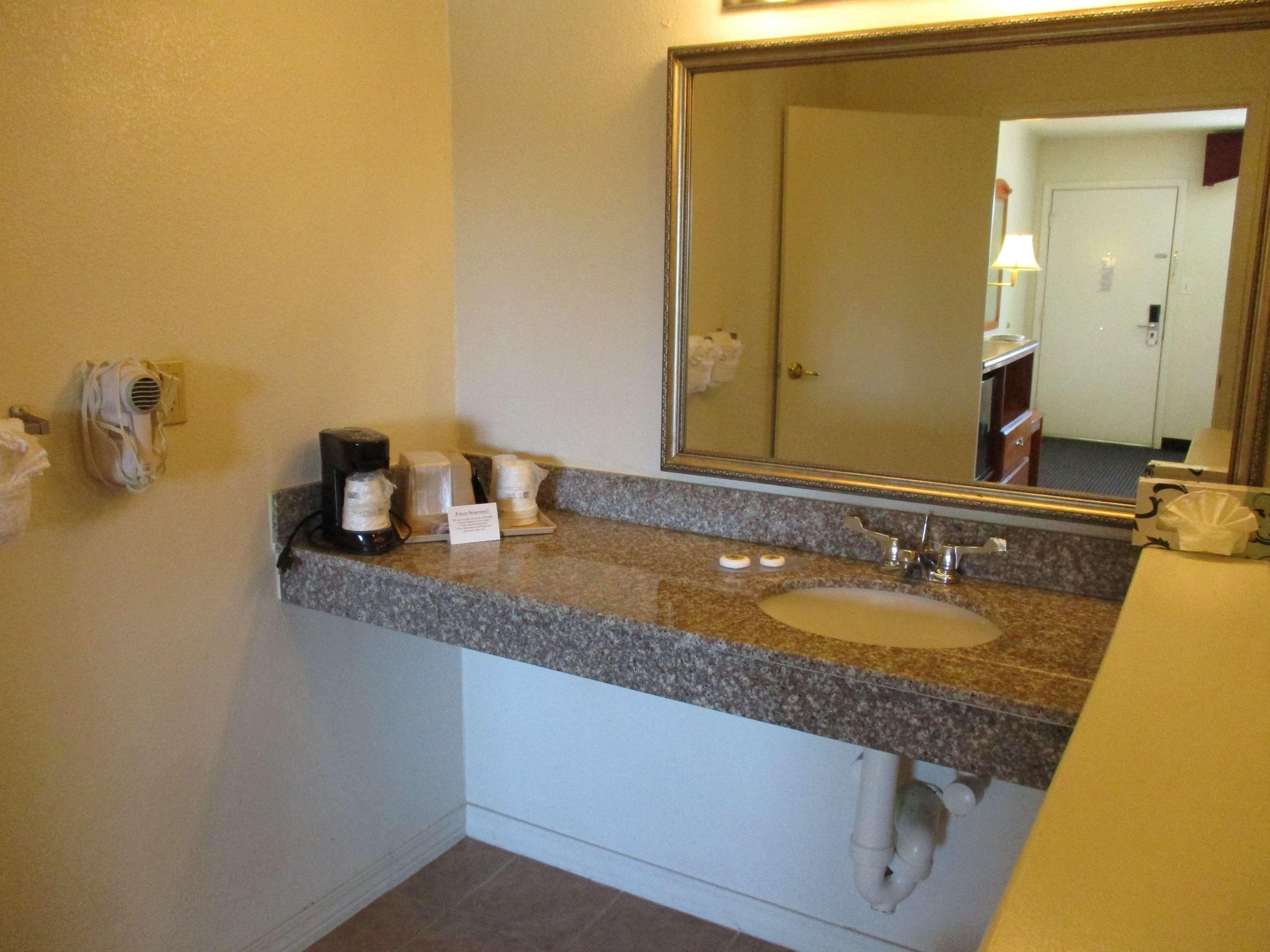 Best Western Palestine Inn Екстериор снимка